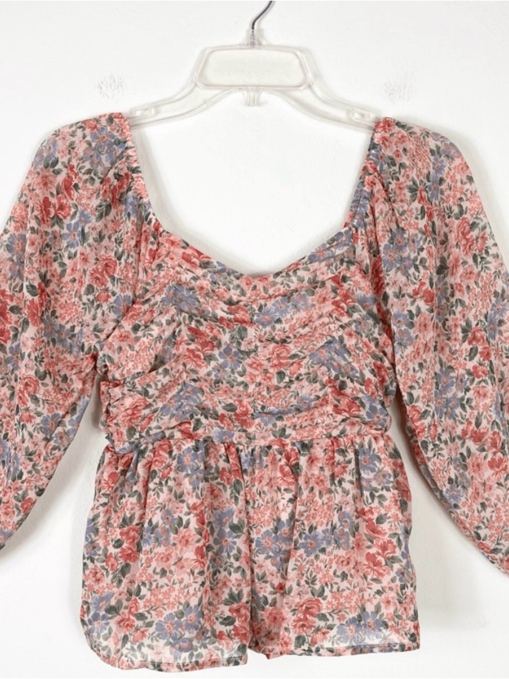 American Eagle Floral Blouse in Red & Green Size Small Like New